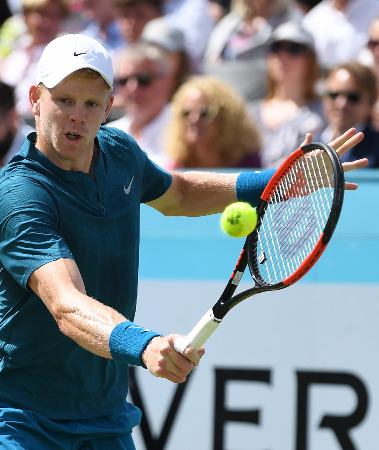 包含西班牙网球队强势法国网球队，克耶高斯完成帽子戏法的词条