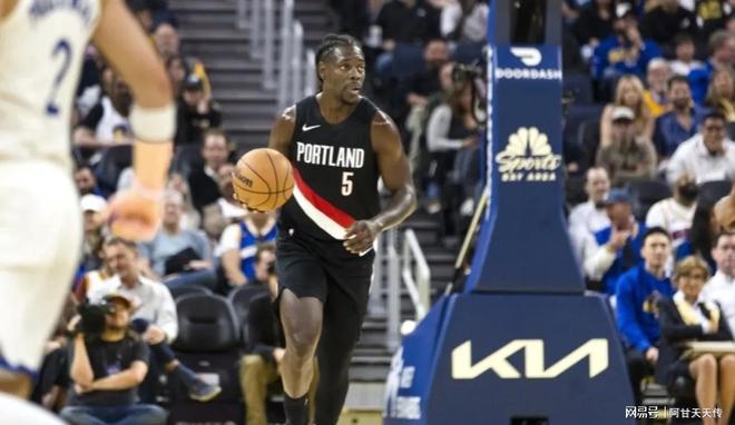 蓝角力挫对手，霍勒迪一人独得高分的简单介绍