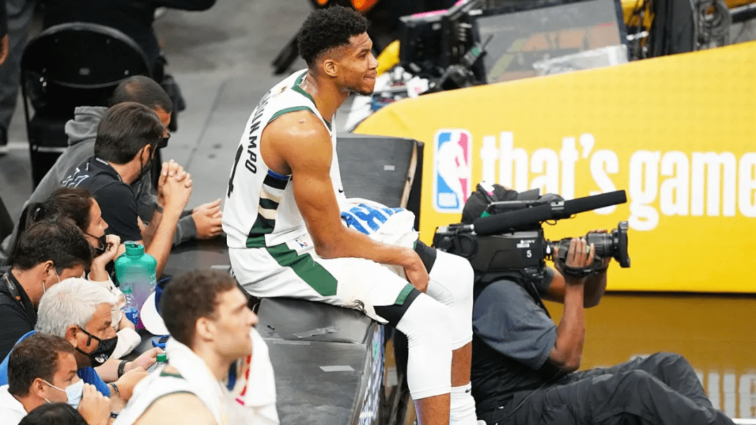 蓝角力挫对手，霍勒迪一人独得高分的简单介绍