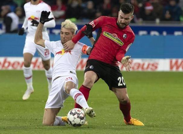 弗赖堡主帅调整战术获成功，球队迎来转机的简单介绍