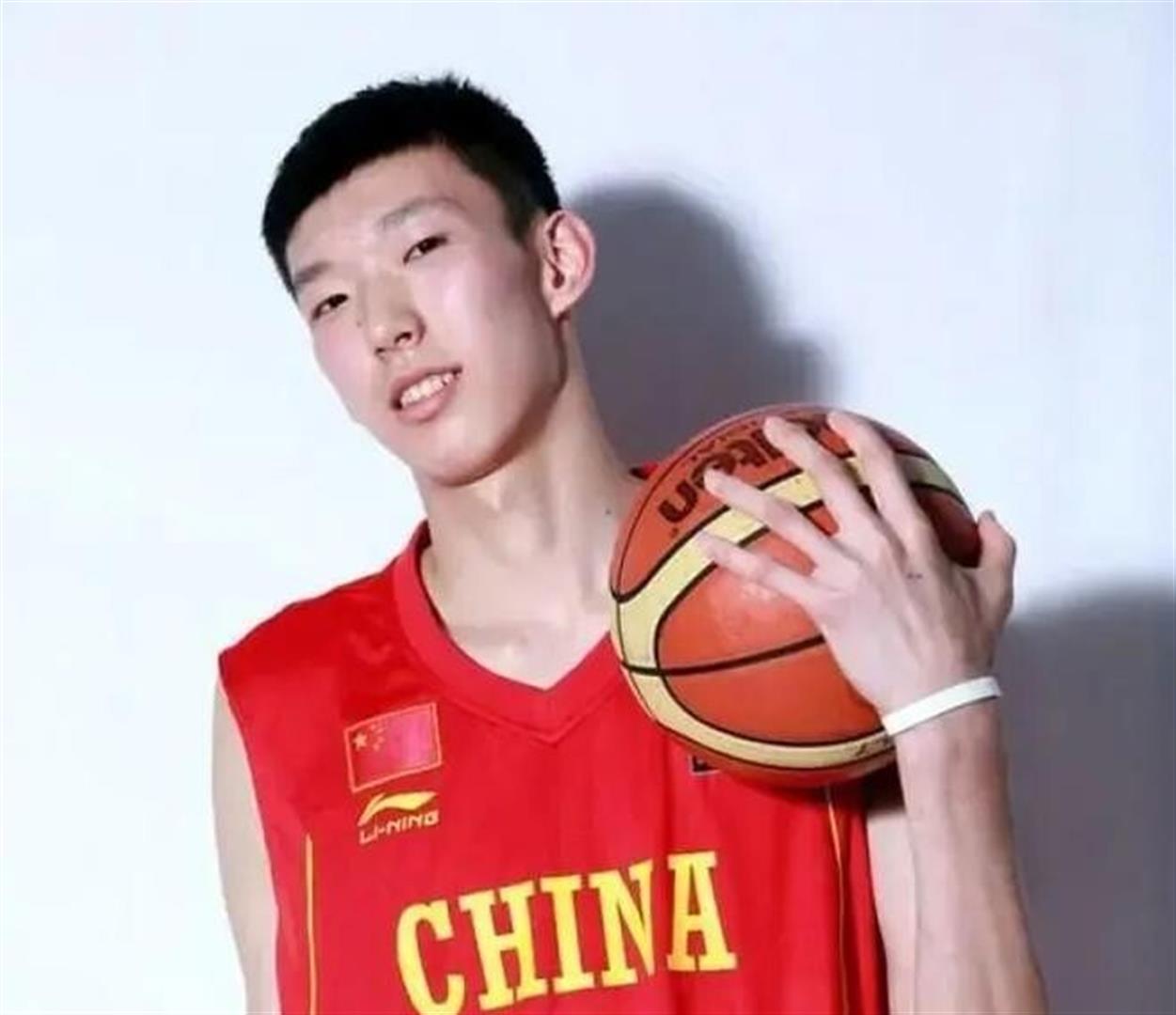 包含伤愈复出球员抢眼表现回馈球迷的词条