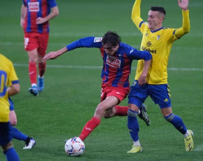 埃尔切比分激战，全力争取胜利