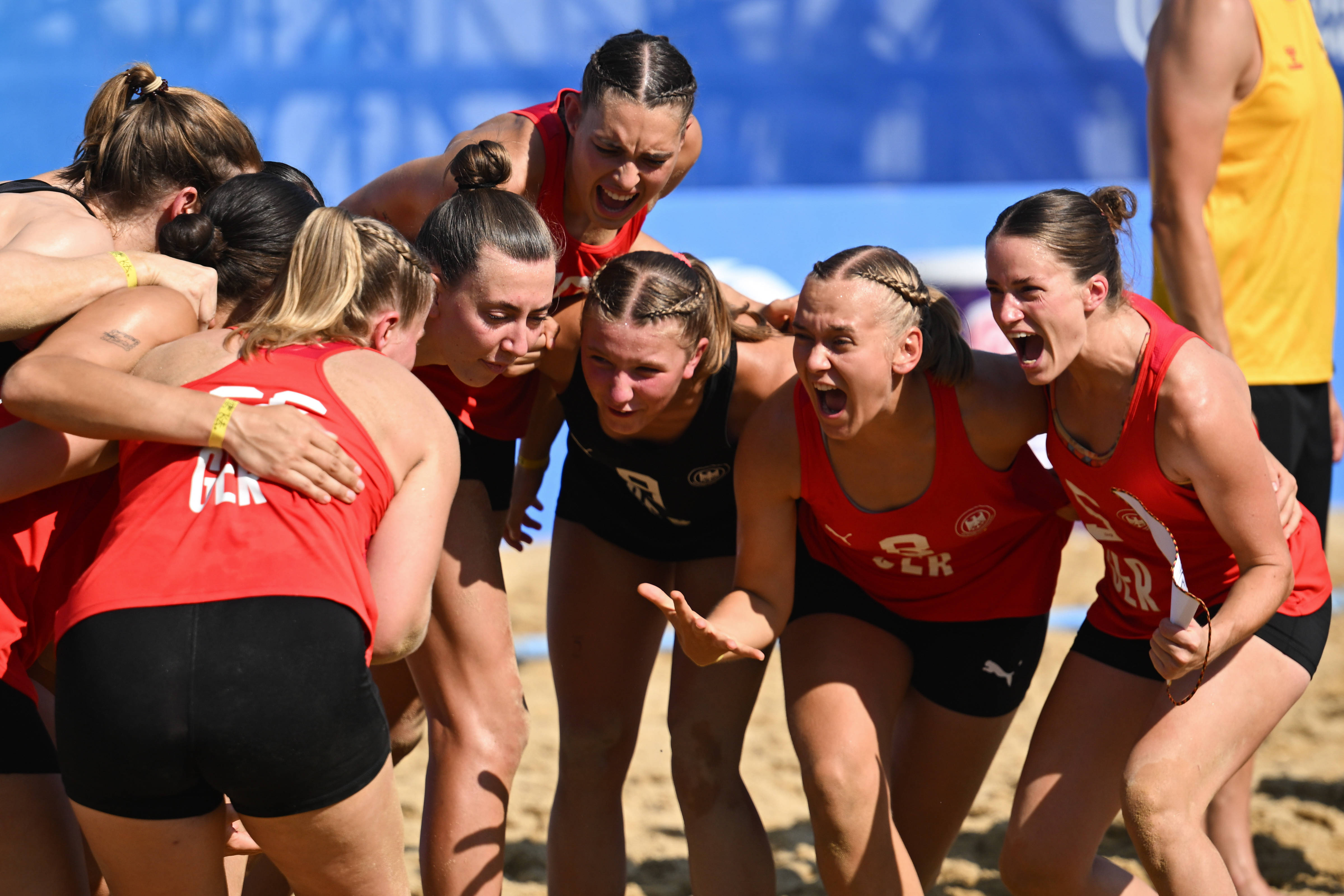 澳大利亚队在女子沙滩排球比赛中取得胜利