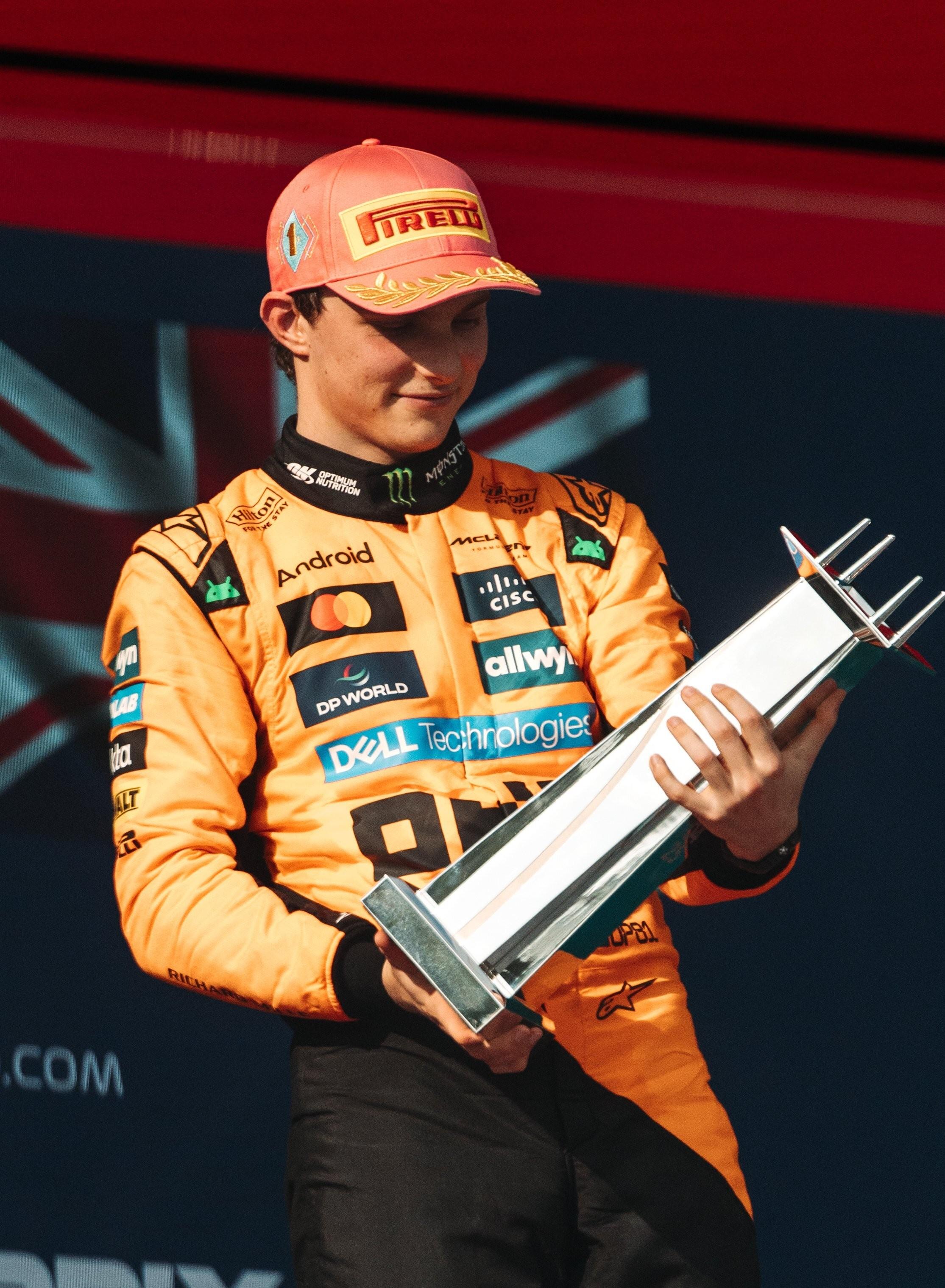 包含雷诺车队鏖战迈凯伦，佩雷兹状态火热的词条