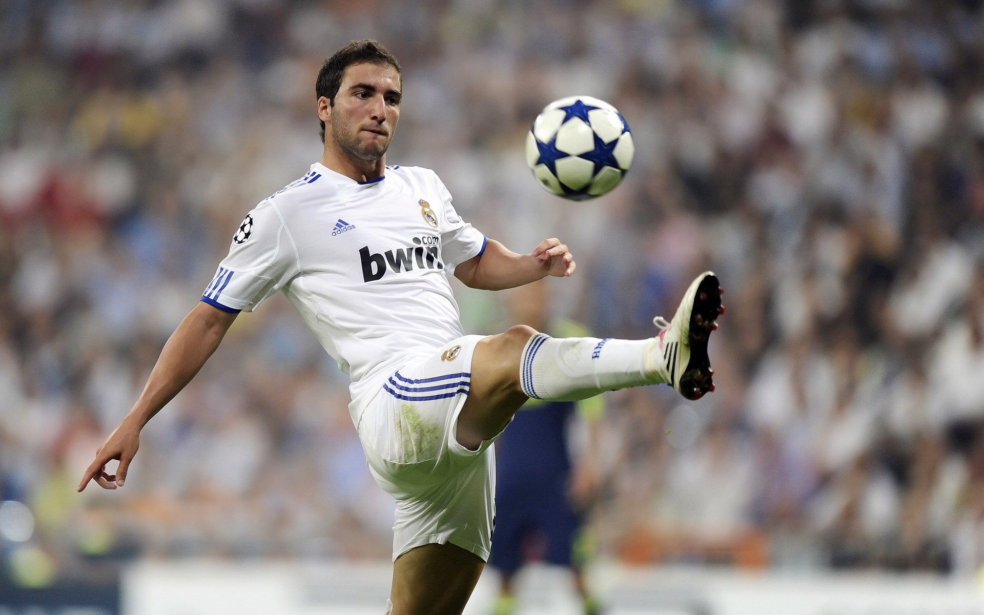 当蓝月照亮洪都拉斯，拉什福德德甲争冠夜的跨洲交响