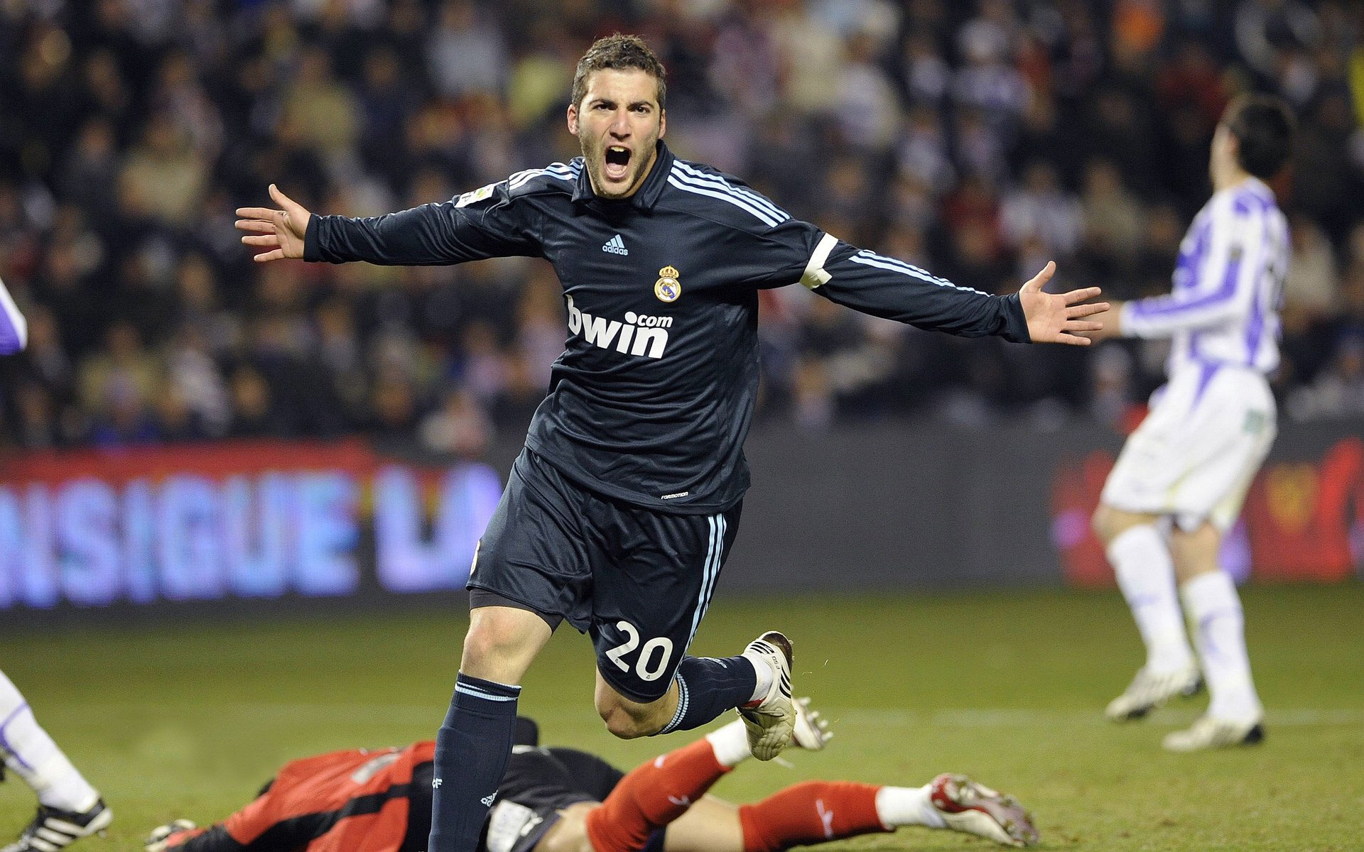 当红魔遭遇蓝海，萨拉赫在重压下的涅槃，如何映照曼联的迷失？